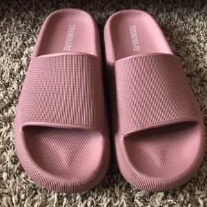 Women’s size 8 pillow slides. Run a bit on small side